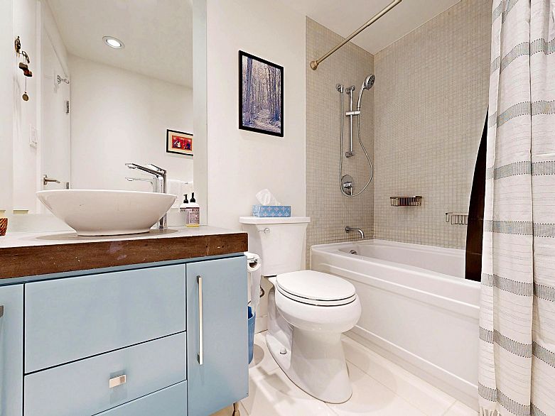 503 638 Beach Crescent