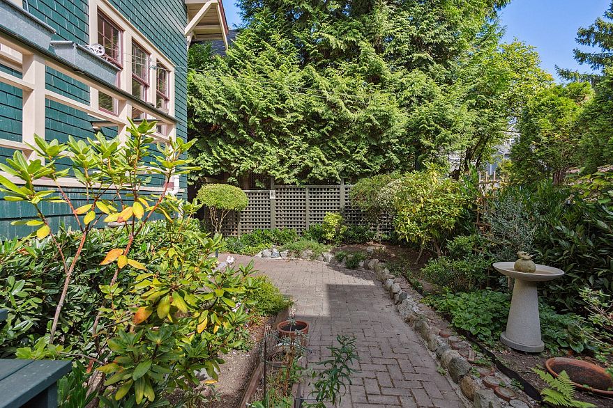 1842 Macdonald Street