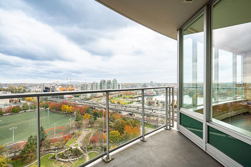 2608 58 Keefer Place