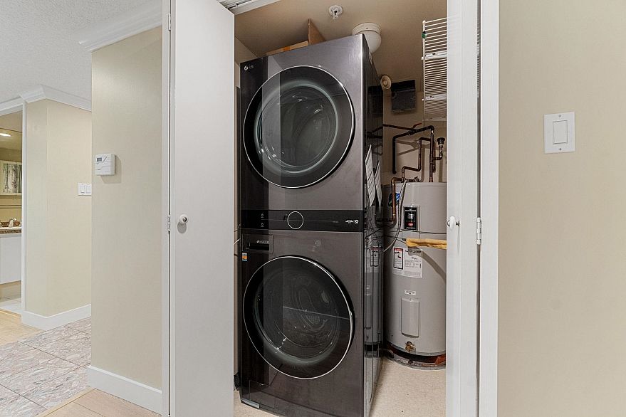 402 1818 Robson Street