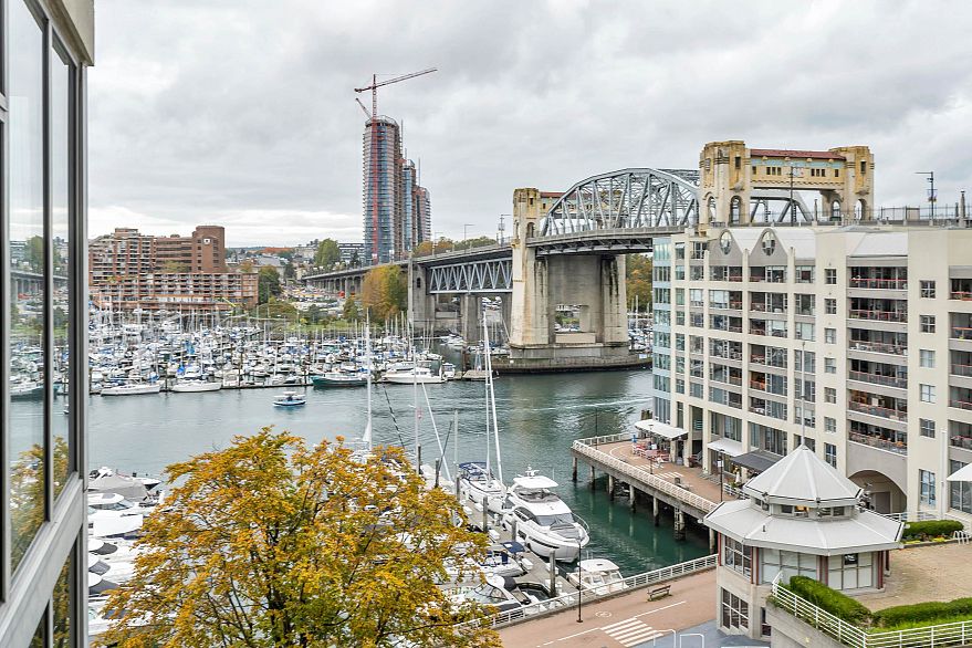 704 990 Beach Avenue