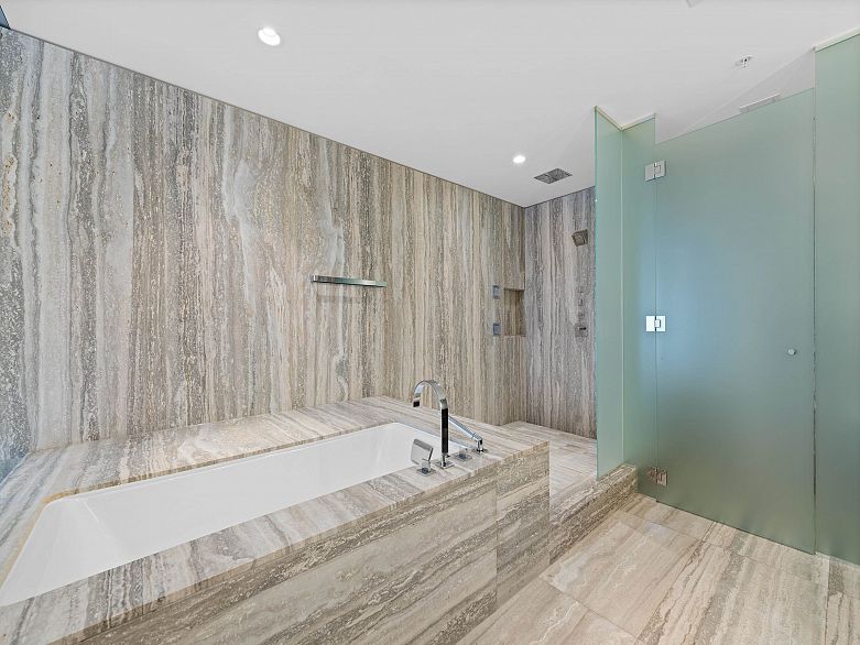 2701 1011 W Cordova Street