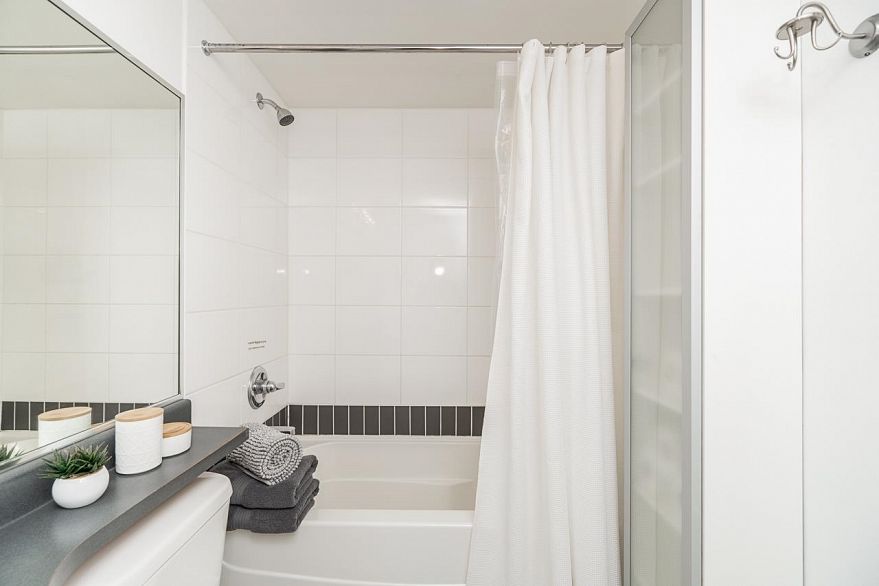 1709 688 Abbott Street