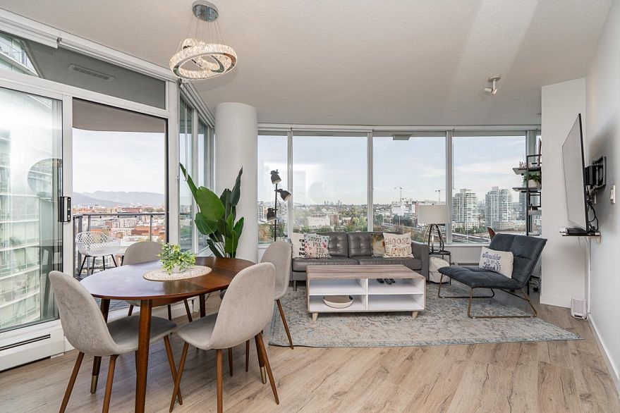 1709 688 Abbott Street