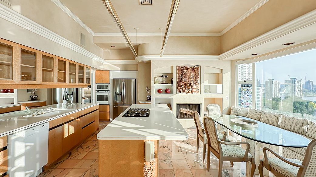 17 1861 Beach Avenue