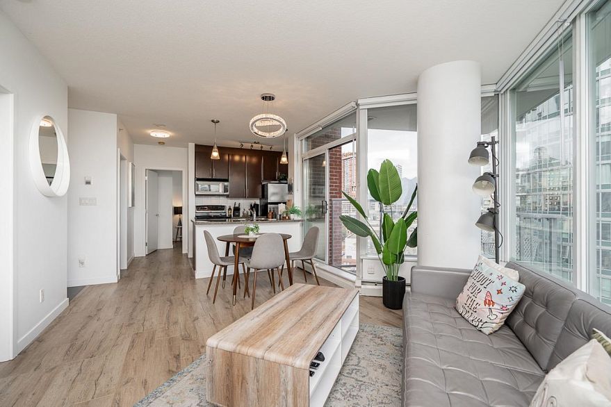 1709 688 Abbott Street