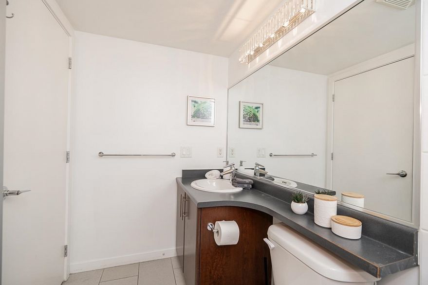 1709 688 Abbott Street