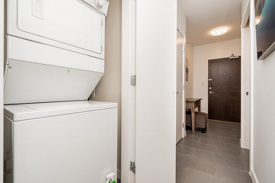 1709 688 Abbott Street