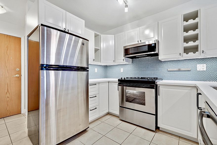 302 2741 E Hastings Street