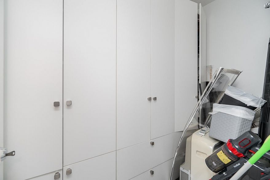 1709 688 Abbott Street