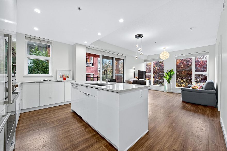 205 7928 Yukon Street