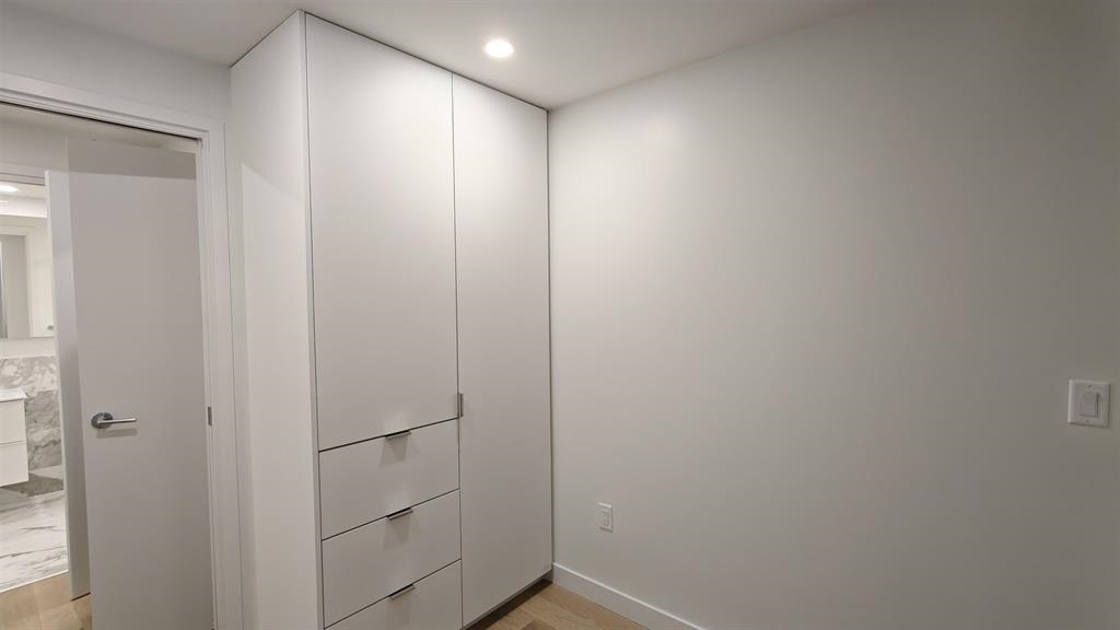 901 239 Keefer Street