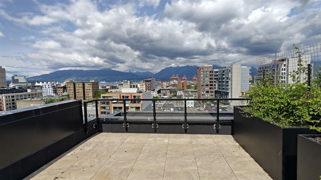 901 239 Keefer Street