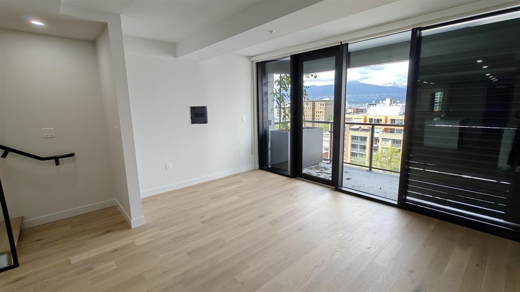 901 239 Keefer Street