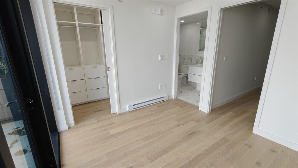 901 239 Keefer Street