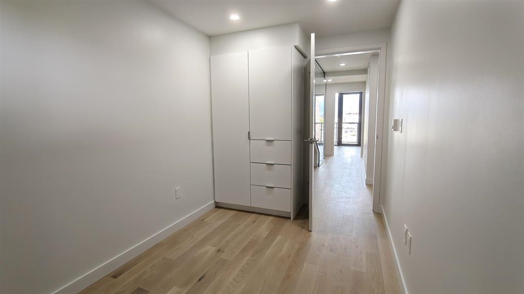 901 239 Keefer Street