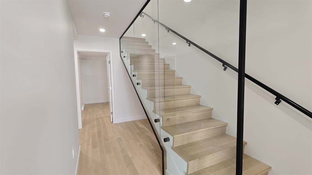 901 239 Keefer Street