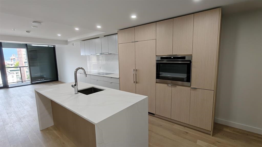 901 239 Keefer Street