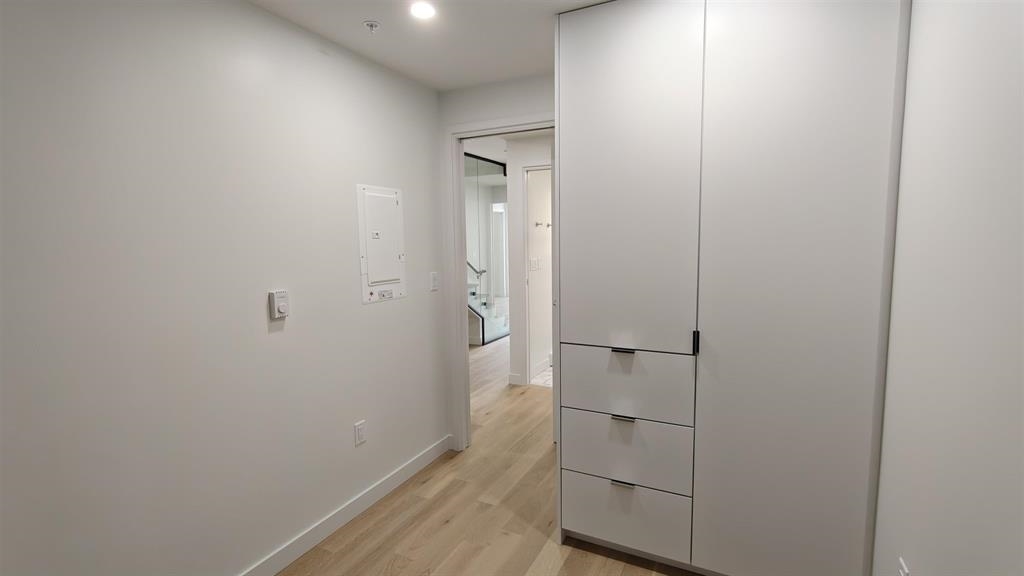 901 239 Keefer Street