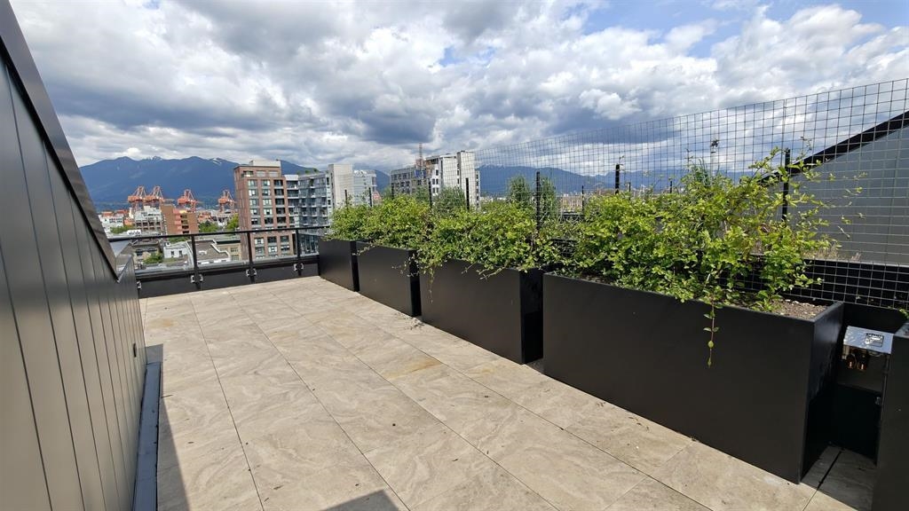 901 239 Keefer Street