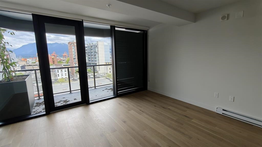 901 239 Keefer Street