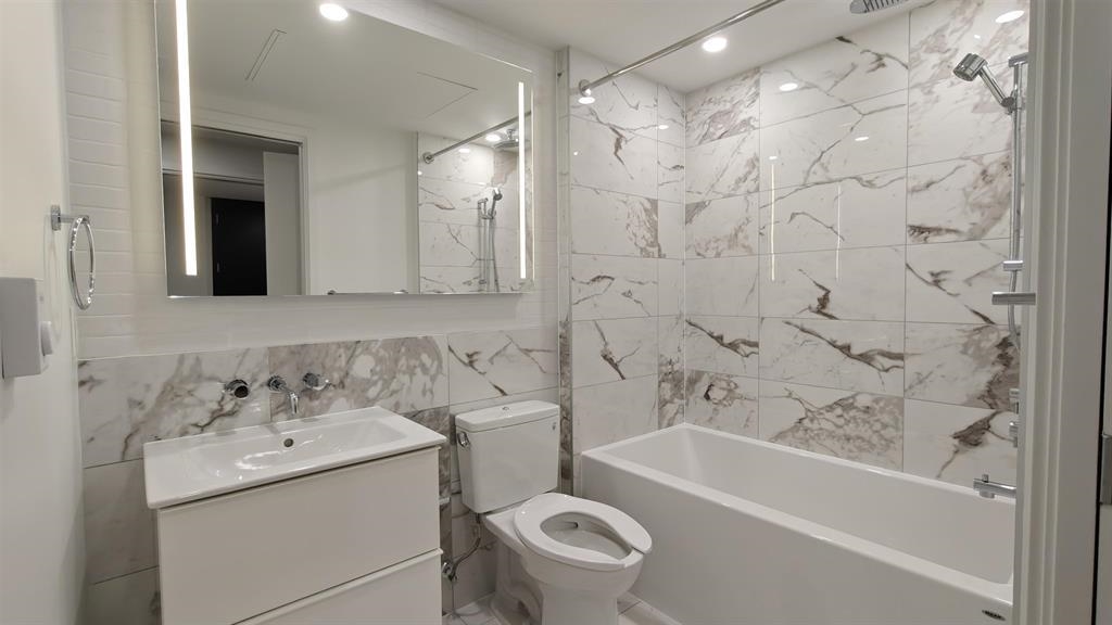 901 239 Keefer Street