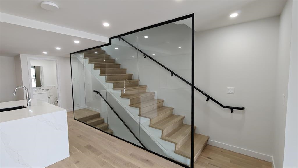 901 239 Keefer Street