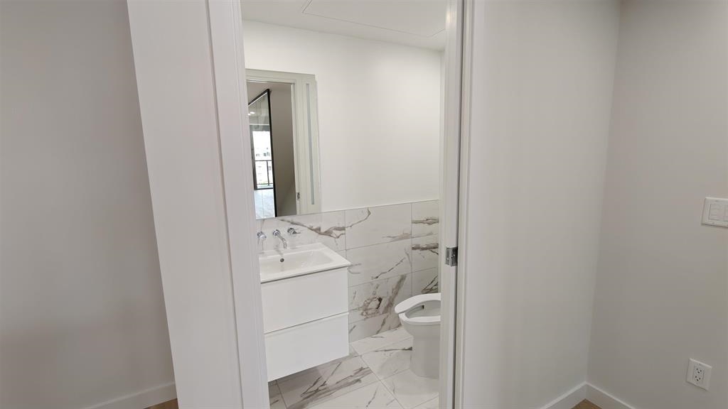 901 239 Keefer Street