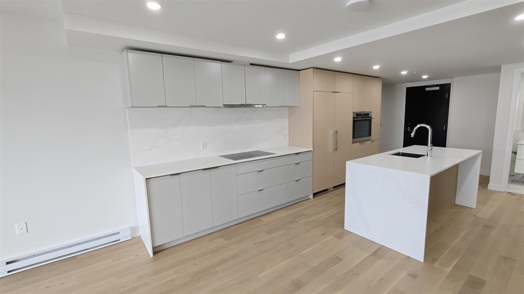 901 239 Keefer Street