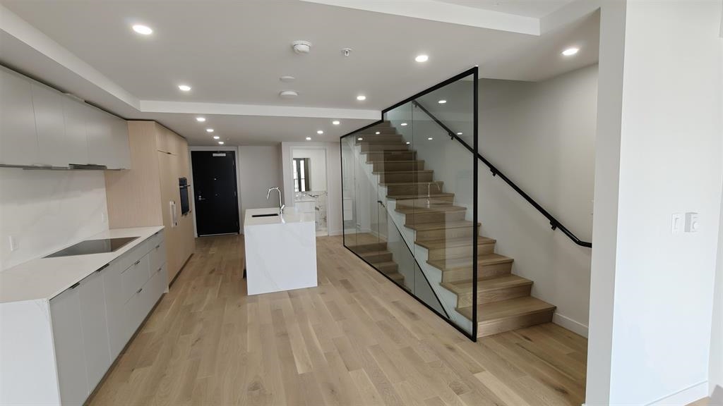 901 239 Keefer Street