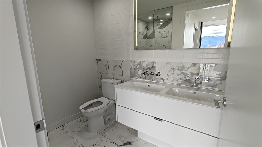 901 239 Keefer Street