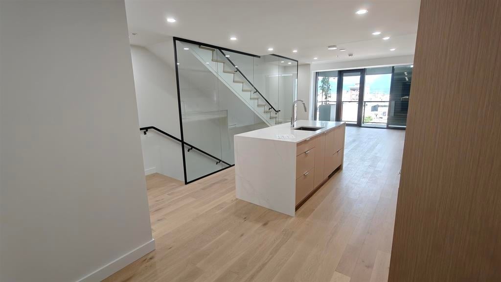 901 239 Keefer Street