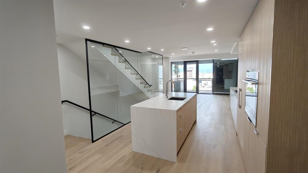 901 239 Keefer Street