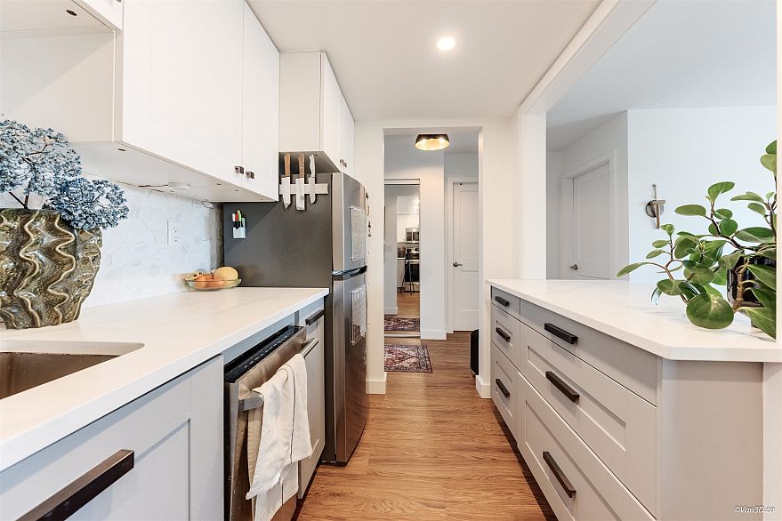 408 2215 Dundas Street