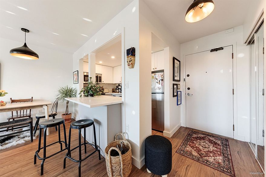 408 2215 Dundas Street