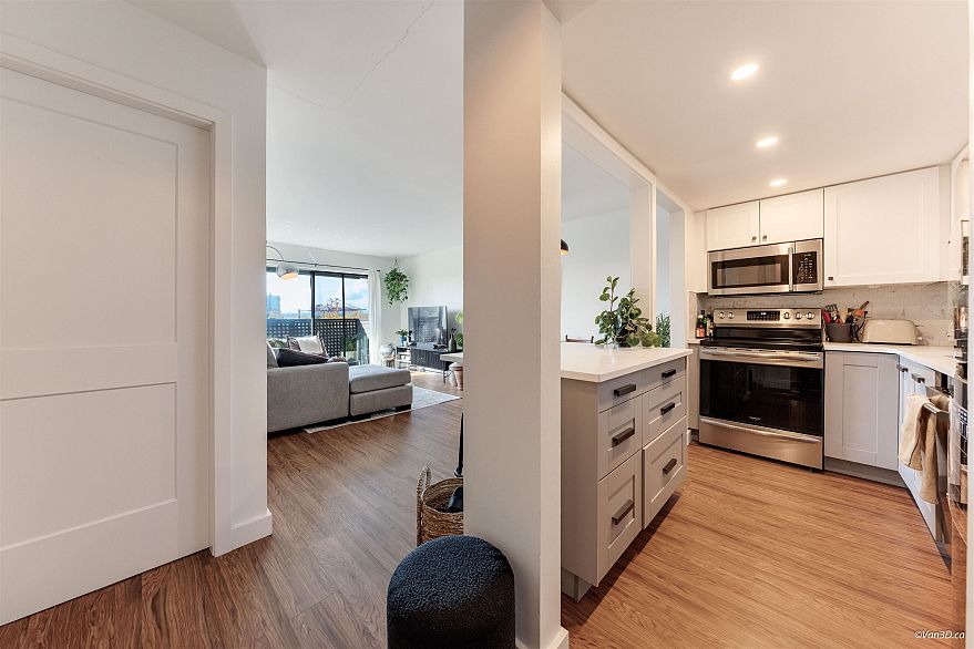 408 2215 Dundas Street