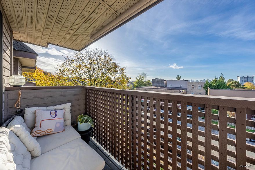 408 2215 Dundas Street