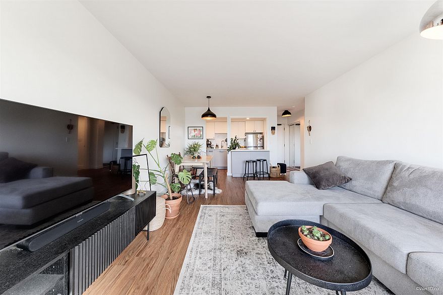 408 2215 Dundas Street