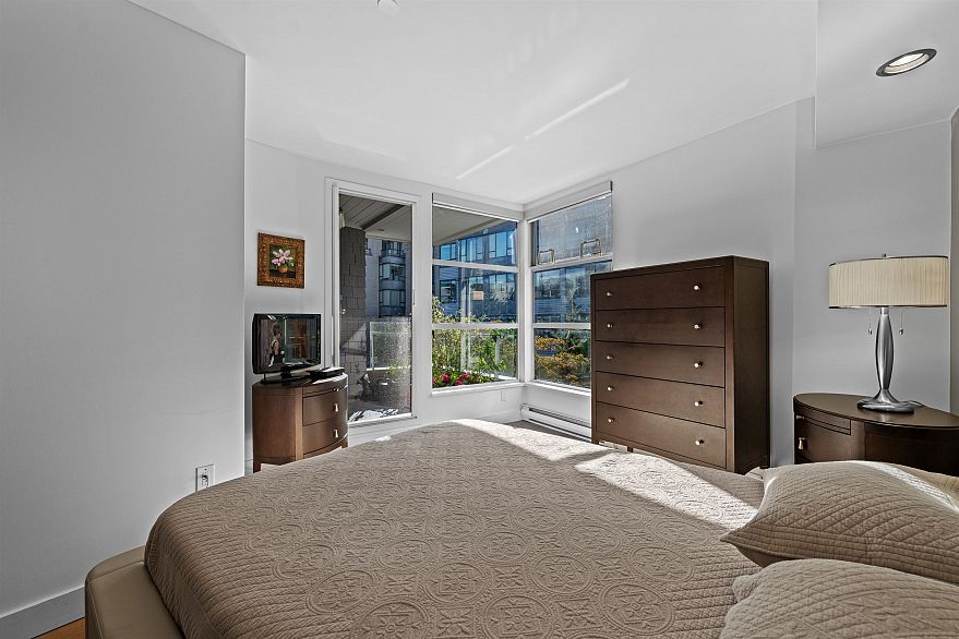 325 638 W 7th Avenue