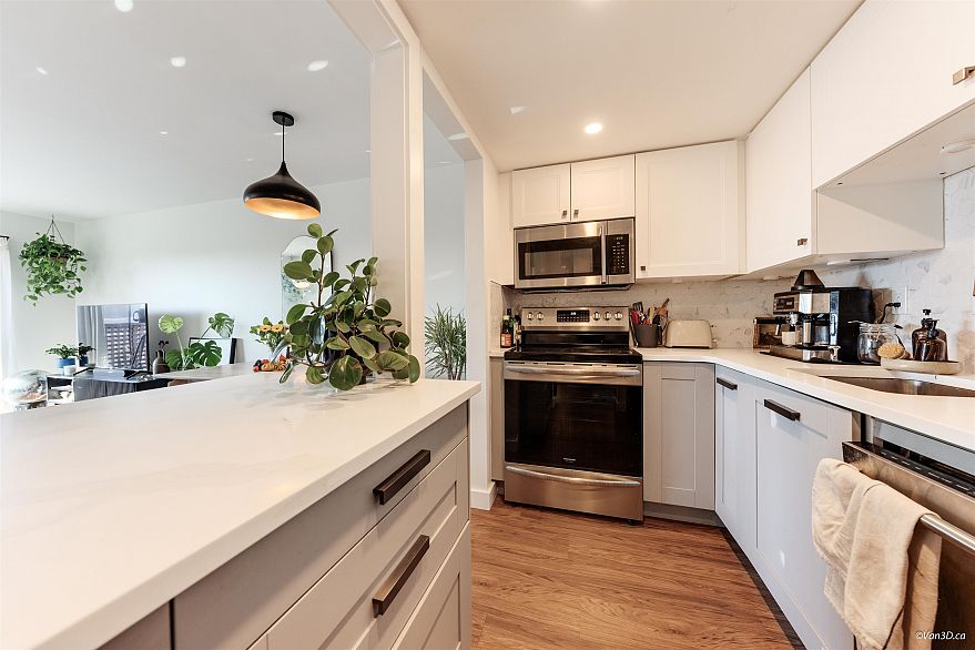 408 2215 Dundas Street