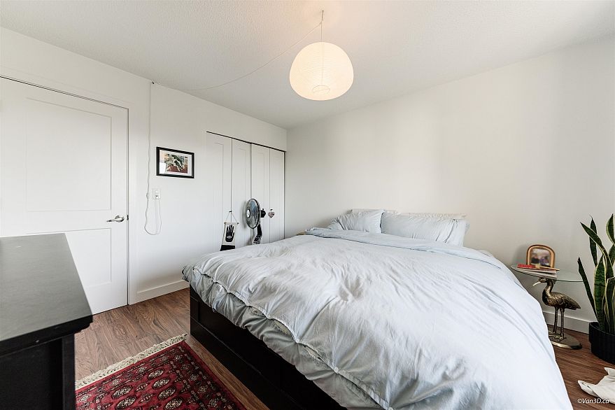 408 2215 Dundas Street