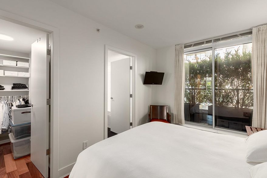 PH803 988 Richards Street