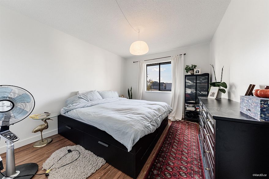 408 2215 Dundas Street