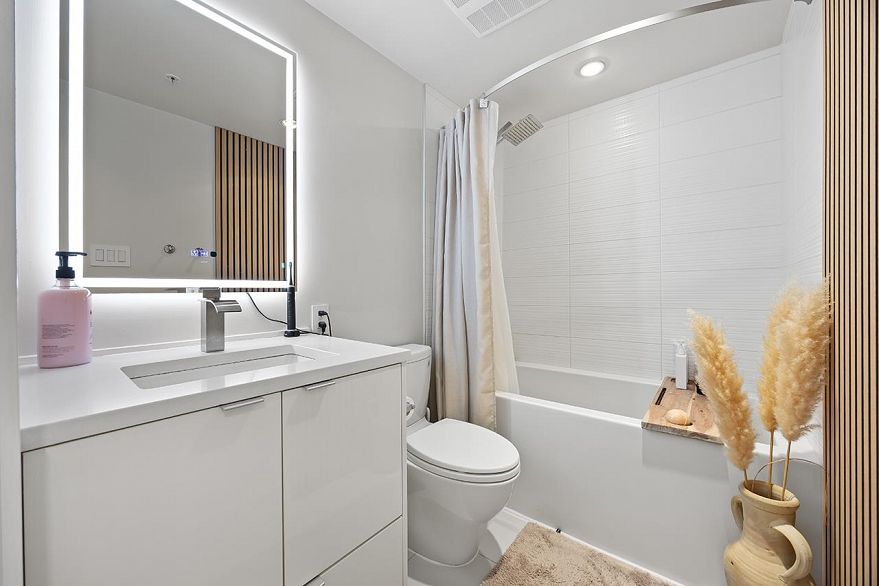 607 161 W Georgia Street