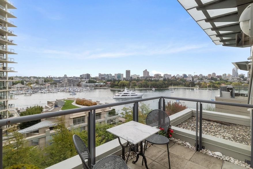 805 1383 Marinaside Crescent