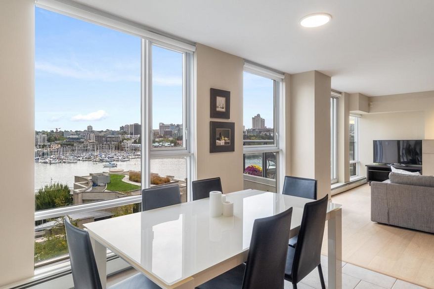 805 1383 Marinaside Crescent