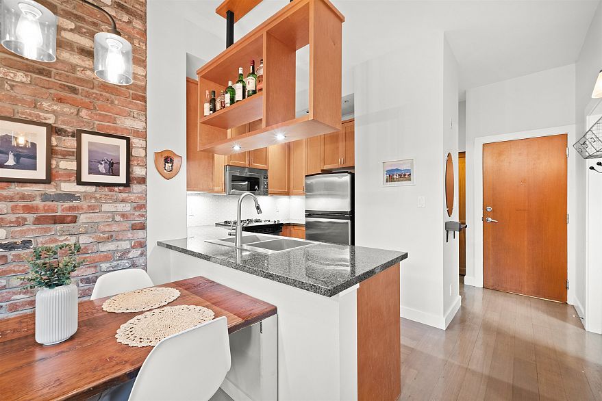 207 2515 Ontario Street