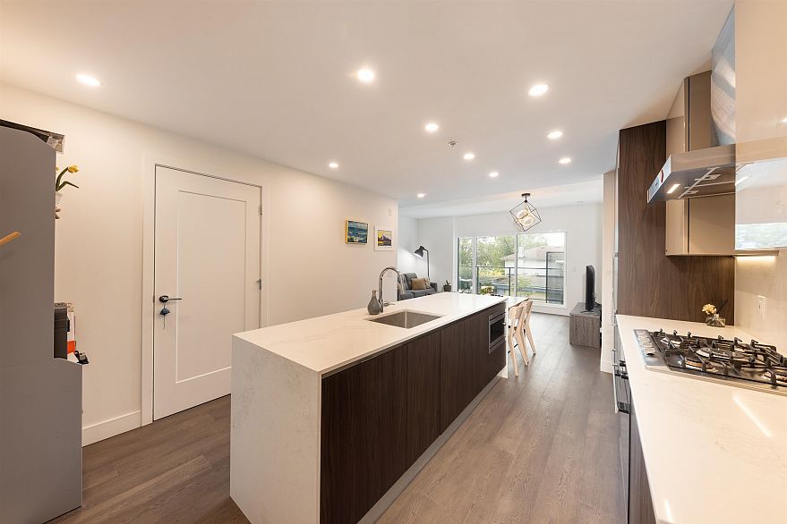 202 477 W 59th Avenue