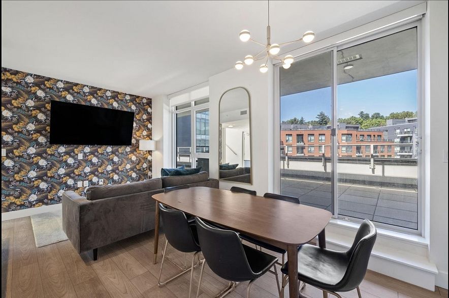 409 3581 E Kent Avenue North