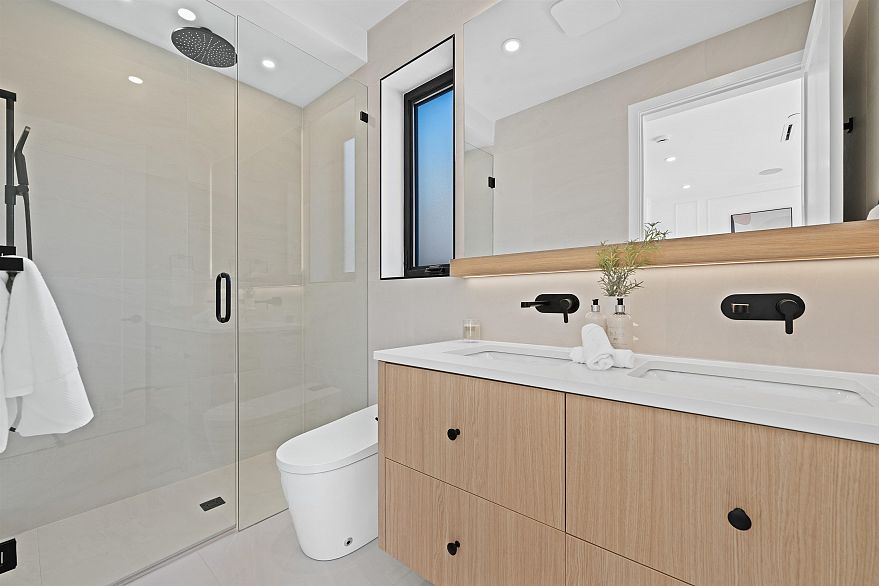 2 2846 W 12th Avenue